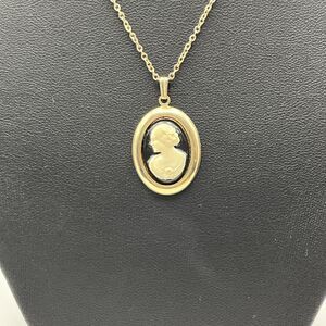 Vintage Goldtone Chain Black & White Cameo Pendant Necklace